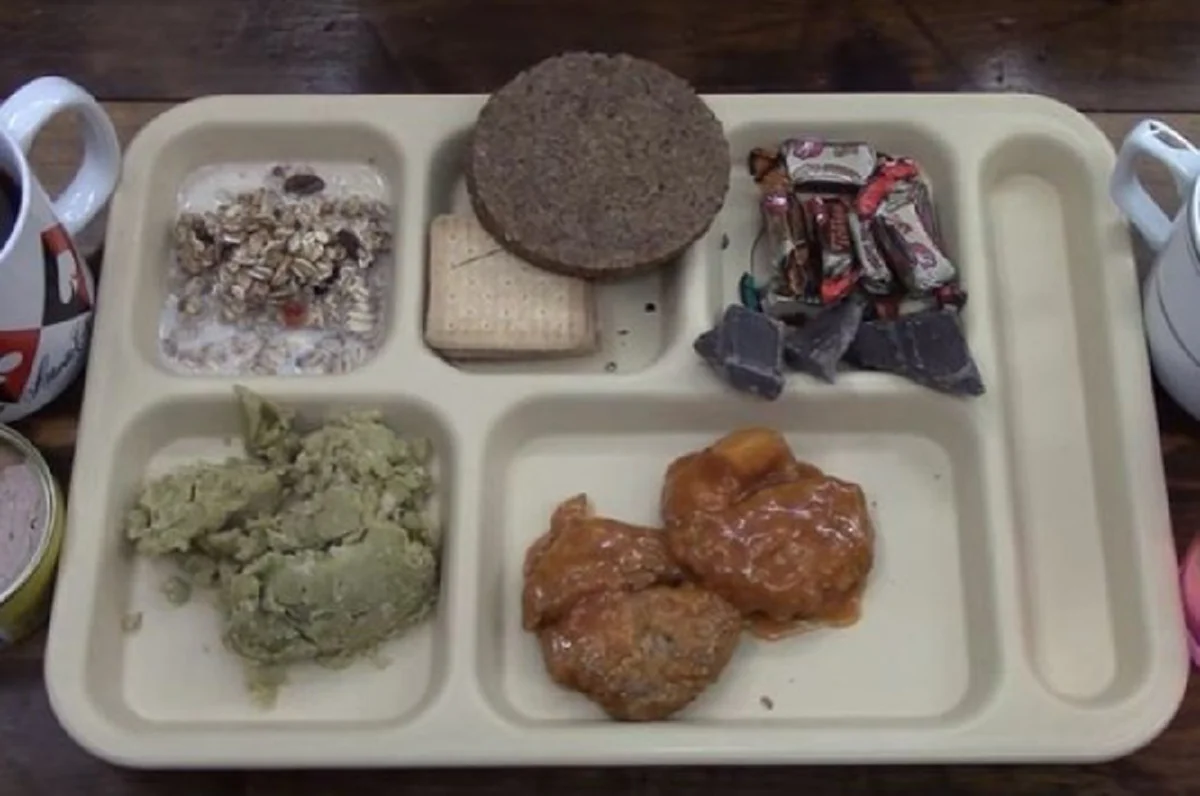 เคยเห็นกันไหม!!! พาชม มื้อเที่ยงกลางสนามรบของเหล่าทหารหาญในต่างประเทศ!! เมื่อกองทัพต้องเดินด้วยท้อง (คลิป+ภาพ)