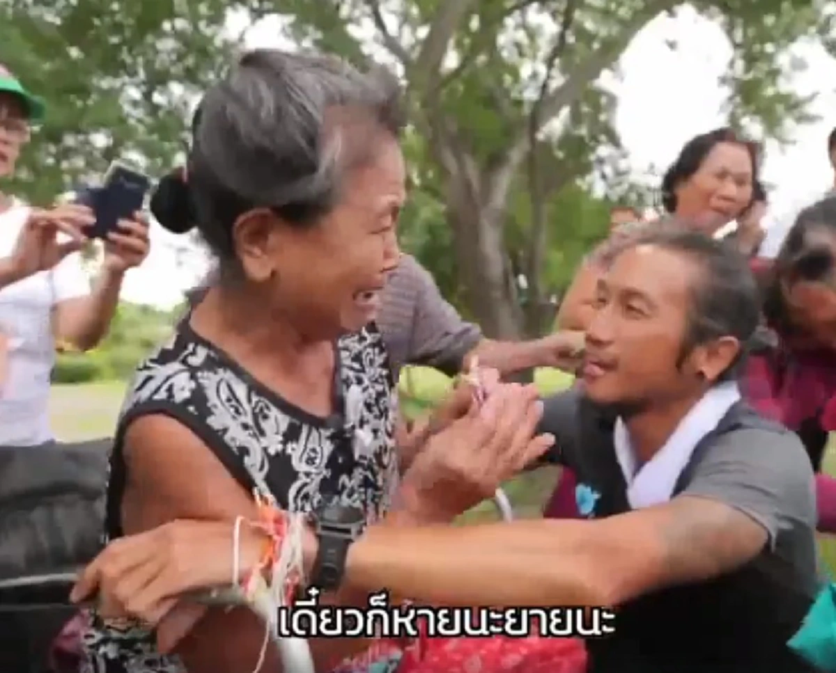 บีบหัวใจ...น้ำตาไหล!!!เปิดภาพสุดซึ้ง "พี่ตูน"วิ่งฉีกขบวนไปหาคุณป้าที่เคยเจอเมื่อปี 59 พอฟังชีวิตถึงเศร้า..วันนี้ไม่เหมือนเดิม...!?? (คลิป)