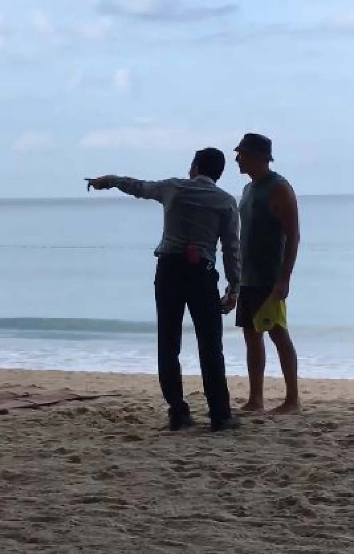 ดราม่าสนั่น !!! พนง.โรงแรมดังไล่นักท่องเที่ยวที่ไม่ใช่แขกนอนอาบแดดริมหาดอ้างเป็นที่ส่วนบุคคล (คลิป)