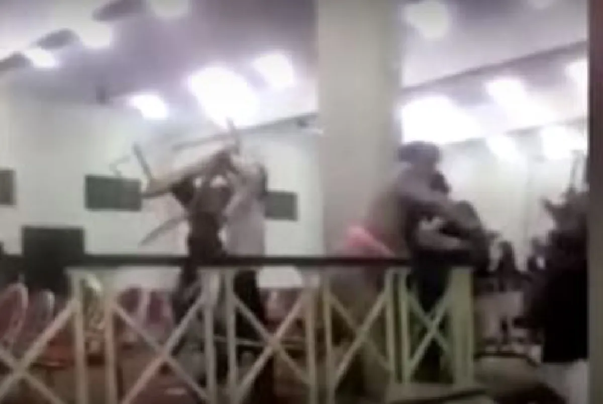 สงครามชัดๆ !!! บ่าว-สาววิวาห์ล่ม ญาติๆเปิดศึกถล่มงานเละยกโต๊ะทุ่ม เก้าอี้ฟาด จับคู่ตีกันพินาศไปทั้งงาน! (คลิป)