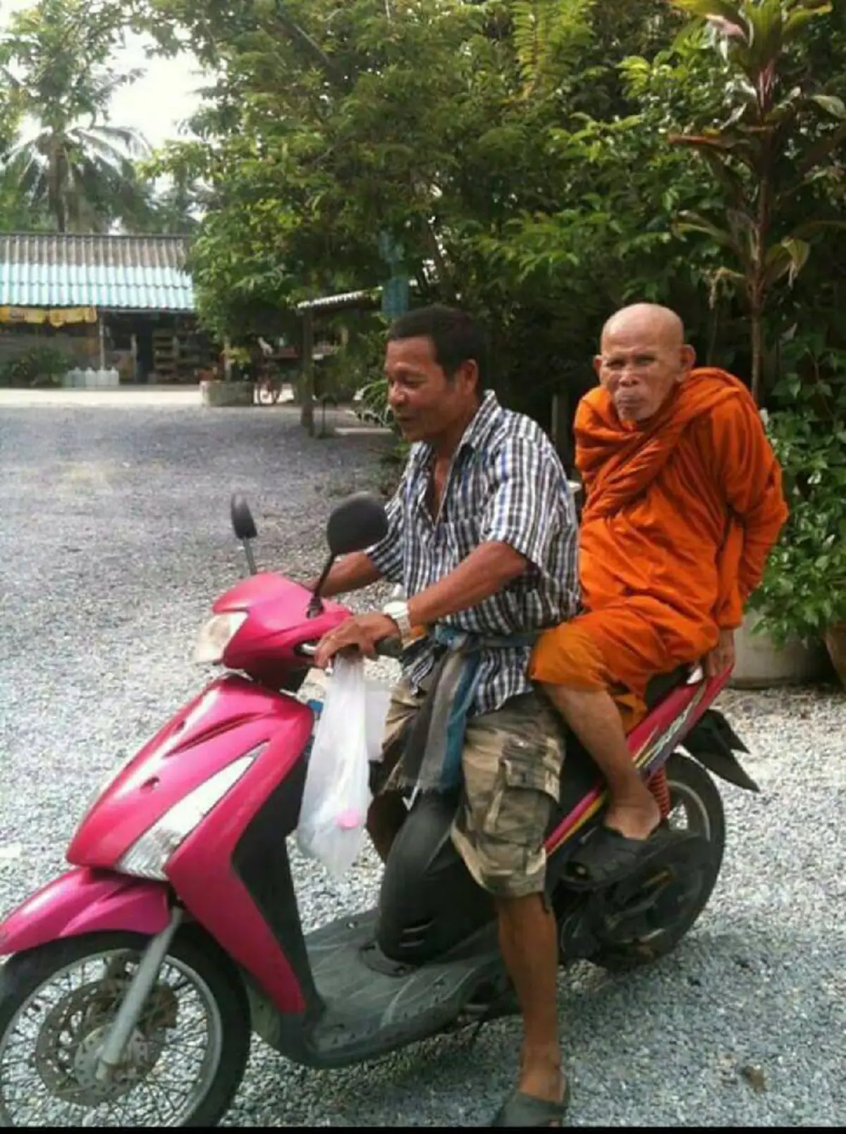 พ่อท่านบุญให้ เทพสมถะแห่งเมืองคอน…เจ้าคณะตำบลที่ยังซ้อนมอเตอร์ไซด์ รับนิมนต์ ไม่มีรถท่านก็เดิน?!? ศิษย์สำนักเขาอ้อ:ร่วมพุทธาภิเษกจตุคามปี30