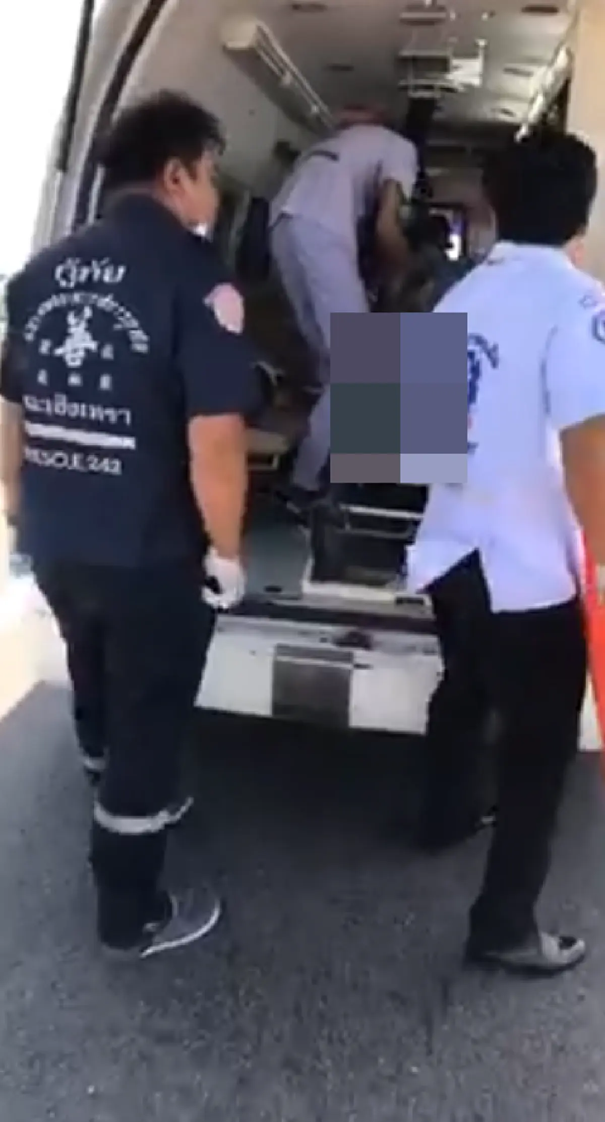 ระทึก! เก๋งจอดแช่ข้างทาง กู้ภัยเจอ 3 พ่อแม่ลูก นอนหมดสติคารถ แม่อาการหนักน้ำลายฟูมปาก