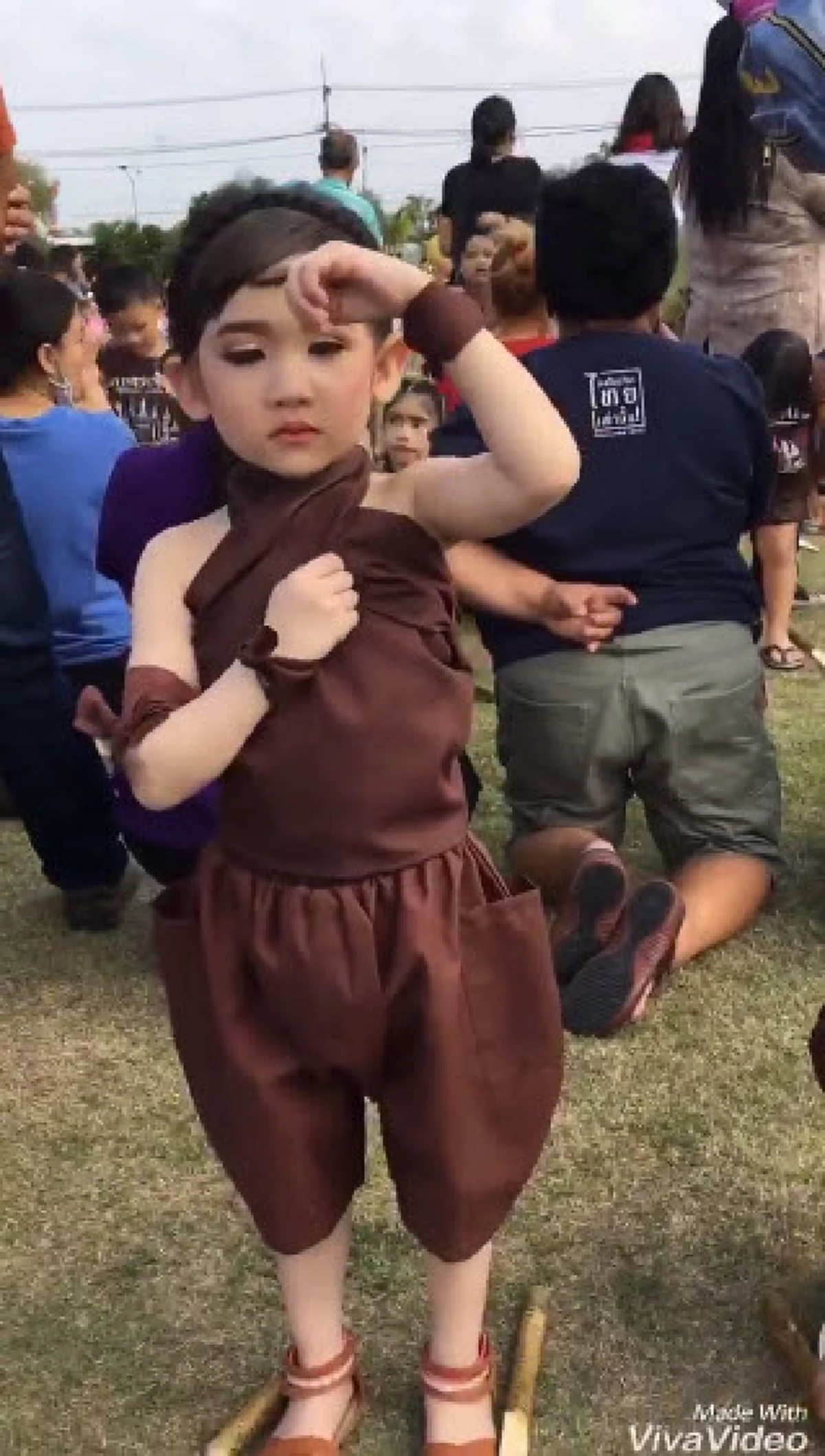 นักสู้ขนตางอน!! สาวน้อยโชว์ลีลา "นักรบบางระจัน" รำลึกถึงวีรชนผู้กล้าหาญ ถ่ายทอดได้อย่างเด็ดขาดแถมน่ารักงานนี้ชาวเน็ตดูเพลินมาก (มีคลิป)