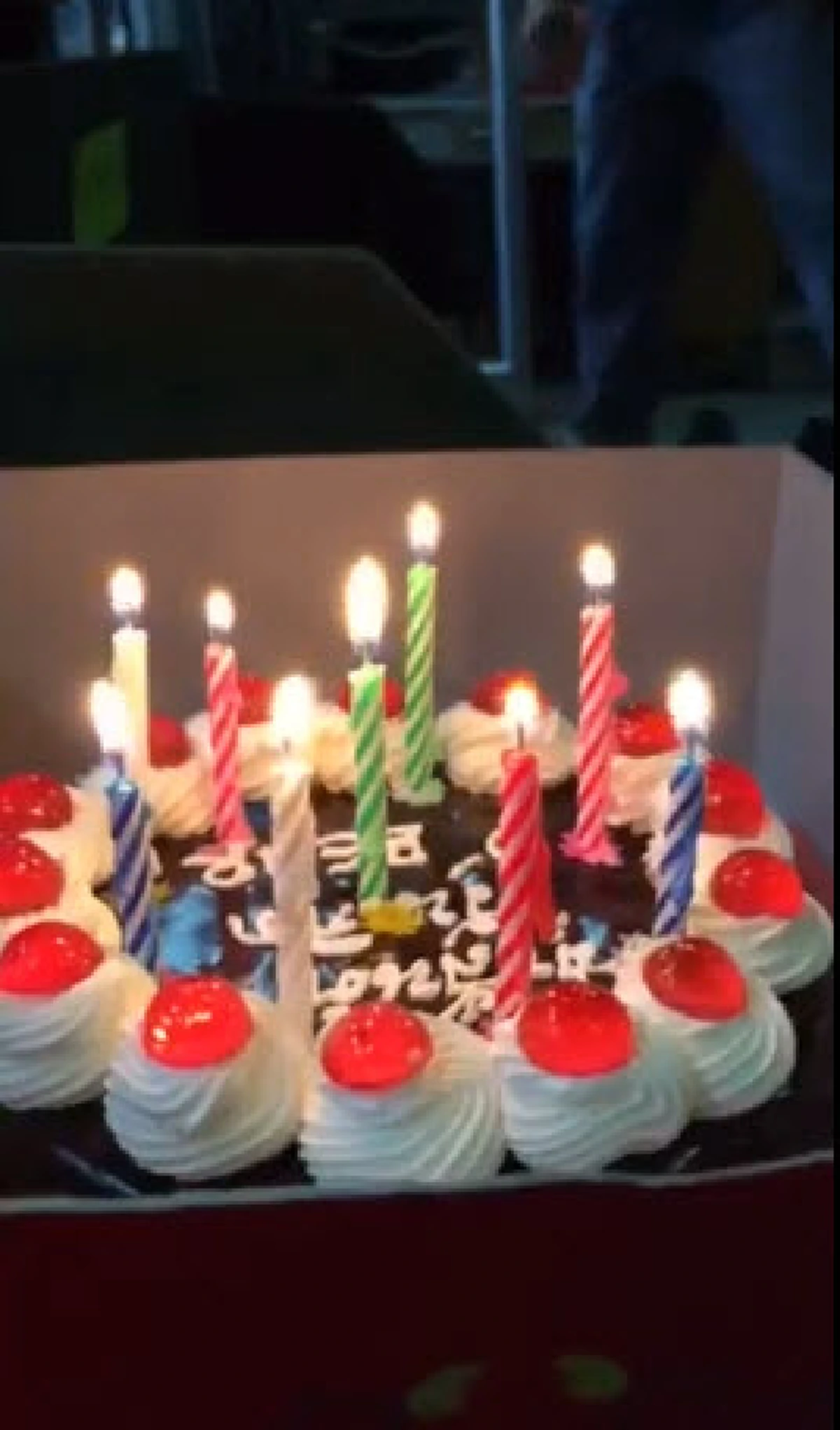 วันเกิดใคร!! ลูกน้องกะเซอร์ไพรส์หัวหน้าเตรียมการอย่างดี เค้กมา เทียนพร้อม ร้องเพลงปุ๊บทำหน้างงเจอเซอร์ไพรส์กลับหน้าหงายวงแตกกระเจิง (มีคลิป)