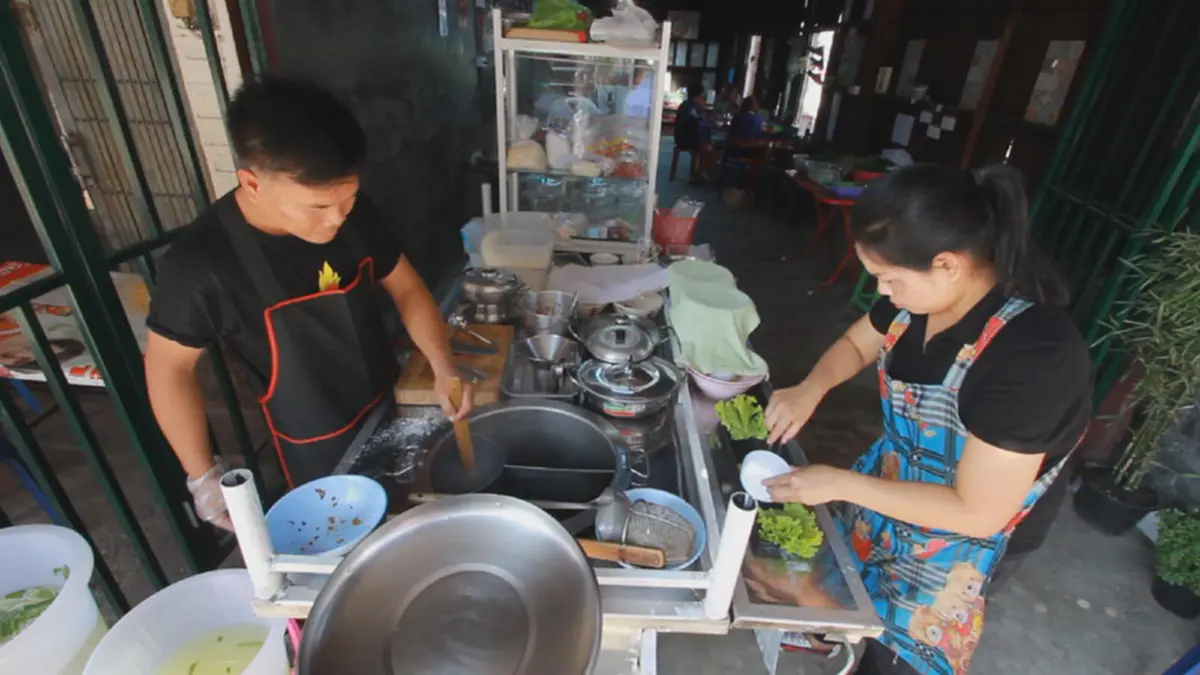 #มึนงงหนักมาก!! หนุ่มแบงก์ทิ้ง "เงินเดือน 3 หมื่น" มาขาย "ก๋วยเตี๋ยว" ราคา 150 บาท แพงขนาดนี้ แต่คนแน่นร้านทุกวัน บอกได้คำเดียว "อร่อยฟิน"!!