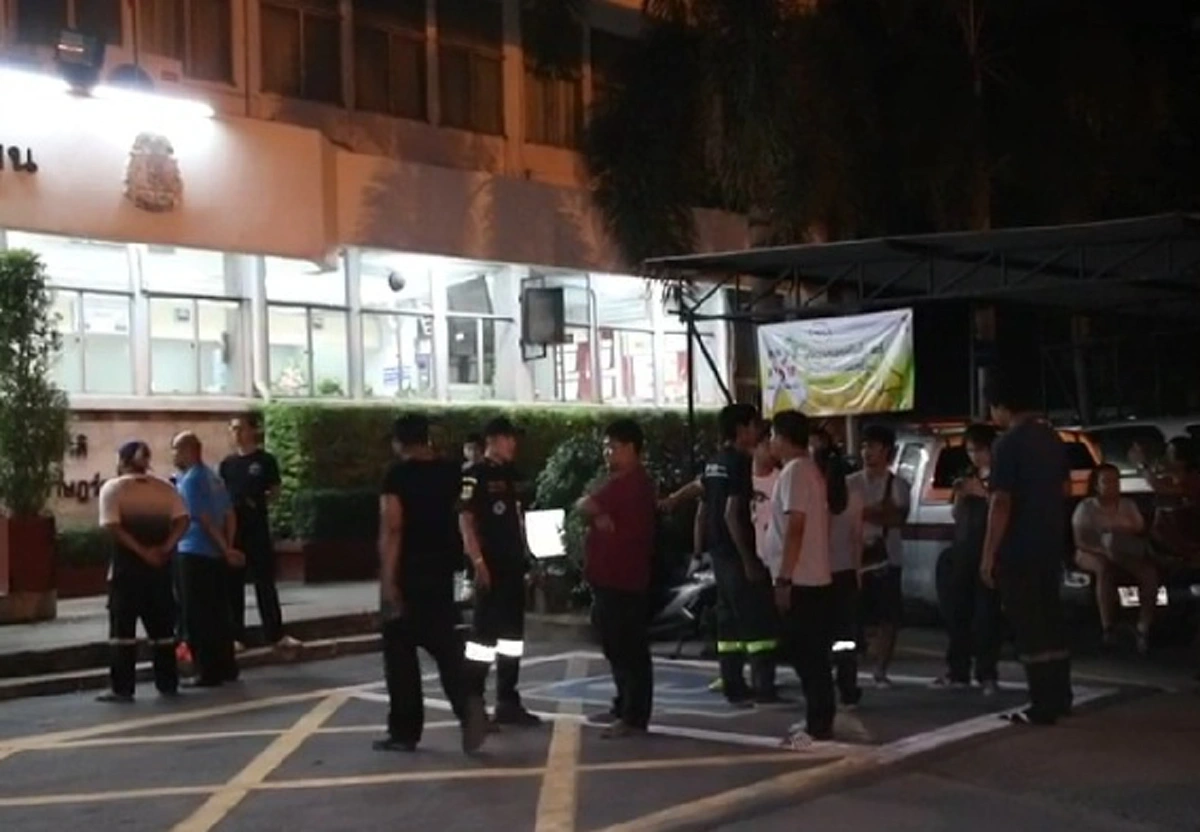 ศึกช่วยคนเดือดอีก!?! ร่วมกตัญญู รุดช่วยอุบัติเหตุ เจอ อปพร.มาถึงก่อน ขอยืมอุปกรณ์ ก่อนไปเถียงกันหน้ารพ. มีชักปืนยิงใส่ สาวโดนลูกหลง (มีคลิป)