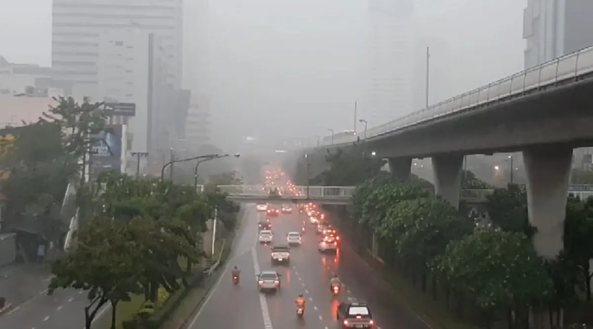 เช็คด่วน !! ฟ้ารั่ว ฝนกระหน่ำ การจราจรวิกฤติ อ่วมหนักหลายพื้นที่ ! (มีคลิป)