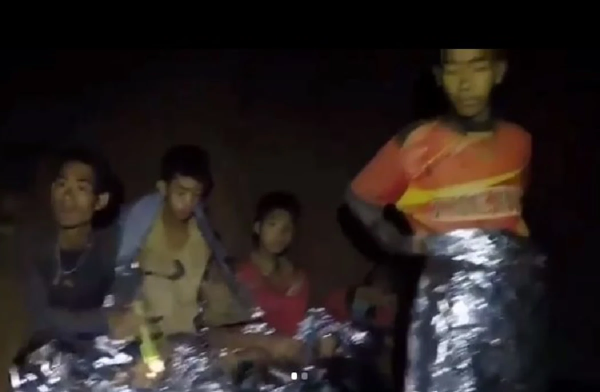 เปิดภาพล่าสุด! "โค้ชเอก" จากทีมหมูป่า หลังค้นพบเจอใน "ถ้้ำหลวง" นานกว่า 10 วัน !!! (รายละเอียด)