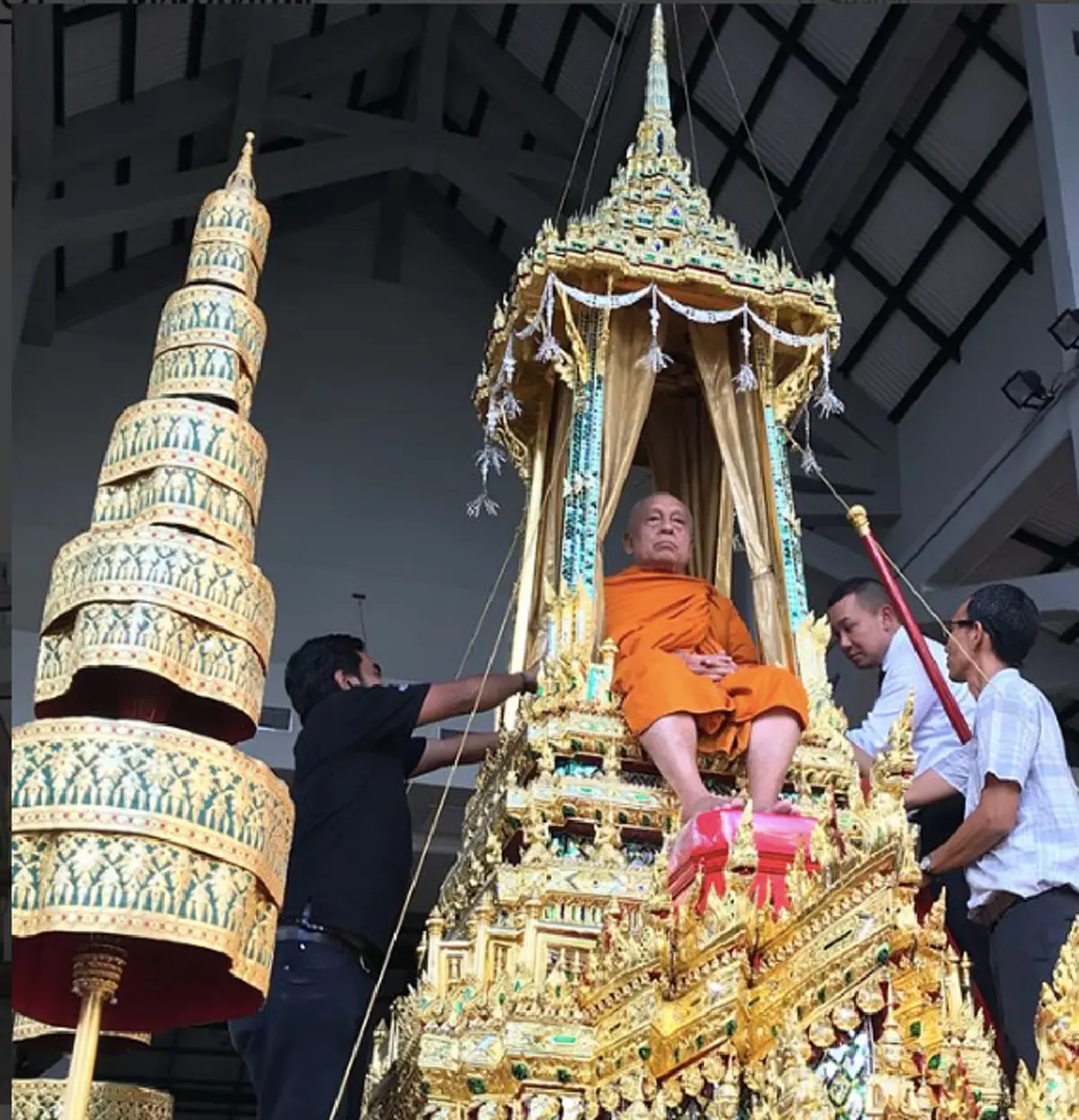 กราบสาธุ!!! ในหลวงร.10โปรดเกล้าฯสมเด็จพระวันรัต นั่งราชรถอ่านพระคัมภีร์นำพระบรมศพ เผยเป็นศิษย์สมเด็จพระวชิรญาณวงศ์ ผู้ถวายพระนาม"วชิราลงกรณ"