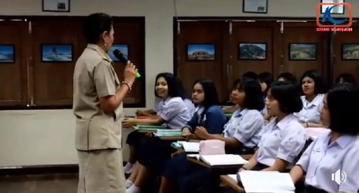 ครูสาวกระบี่สุดแนว นำจังหวะแร็พให้นร.ท่องคำราชาศัพท์  ให้แต่ละคนมายืนโย่วๆหน้าห้อง