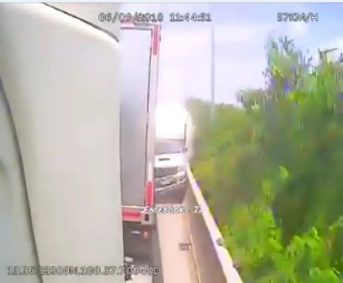 โหด! กระบะเเซงซ้าย สุดท้ายโดนรถบรรทุกเบียด พังยับเยิน (คลิป)