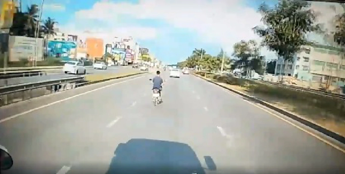 อีกนิดเดียว มอไซค์ยางแตก  ทำให้รถสะบัดล้มกลางถนน (คลิป)