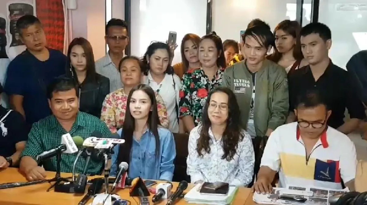 แตกหักถึงขีดสุด !!? แค่ "อาร์ม" ไม่พองานนี้ "แม่" ผสมโรงแฉกลางวงสื่อปมแตกหักค่ายไหทองคำ! (มีคลิป)