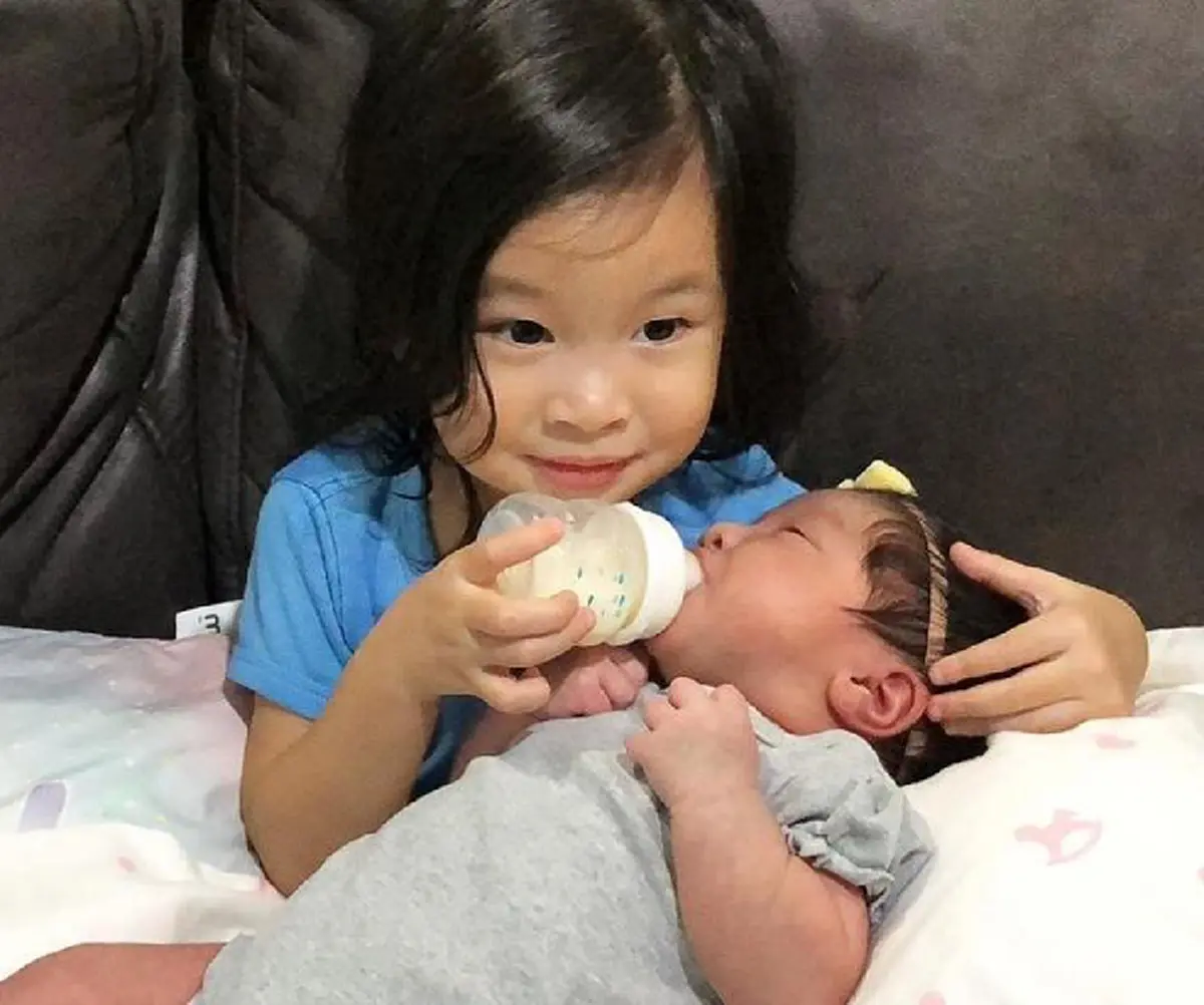 เอ็นดูสุดๆ  "น้องปริม-น้องปราง" ลูกสาว "แม่เบนซ์-พ่อมิค" ถ่ายแบบคู่กันครั้งแรก น่ารักมาก