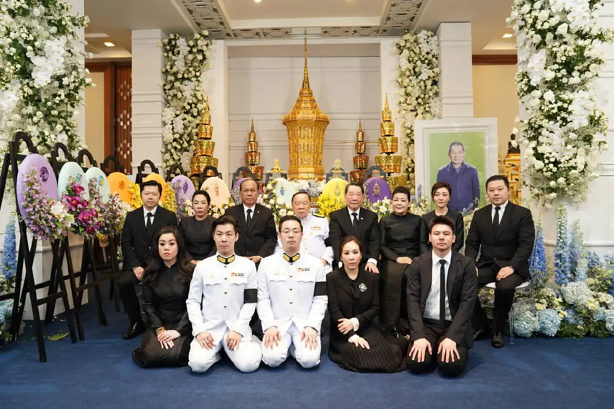 คนไทยซาบซึ้ง นักเตะเลสเตอร์คุกเข่าไหว้ศพเจ้าสัววิชัย ซูมดูพระที่แคสเปอร์ห้อยคอ