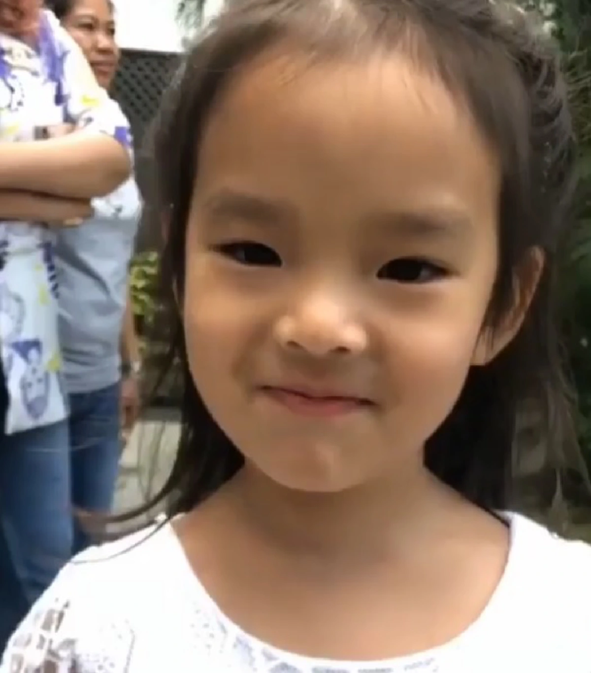 น้องปีใหม่ กั้นประตูเงินประตูทองงานวิวาห์พุฒ-จุ๋ย บอกให้ทั้งคู่หอมเเก้มกัน (คลิป)