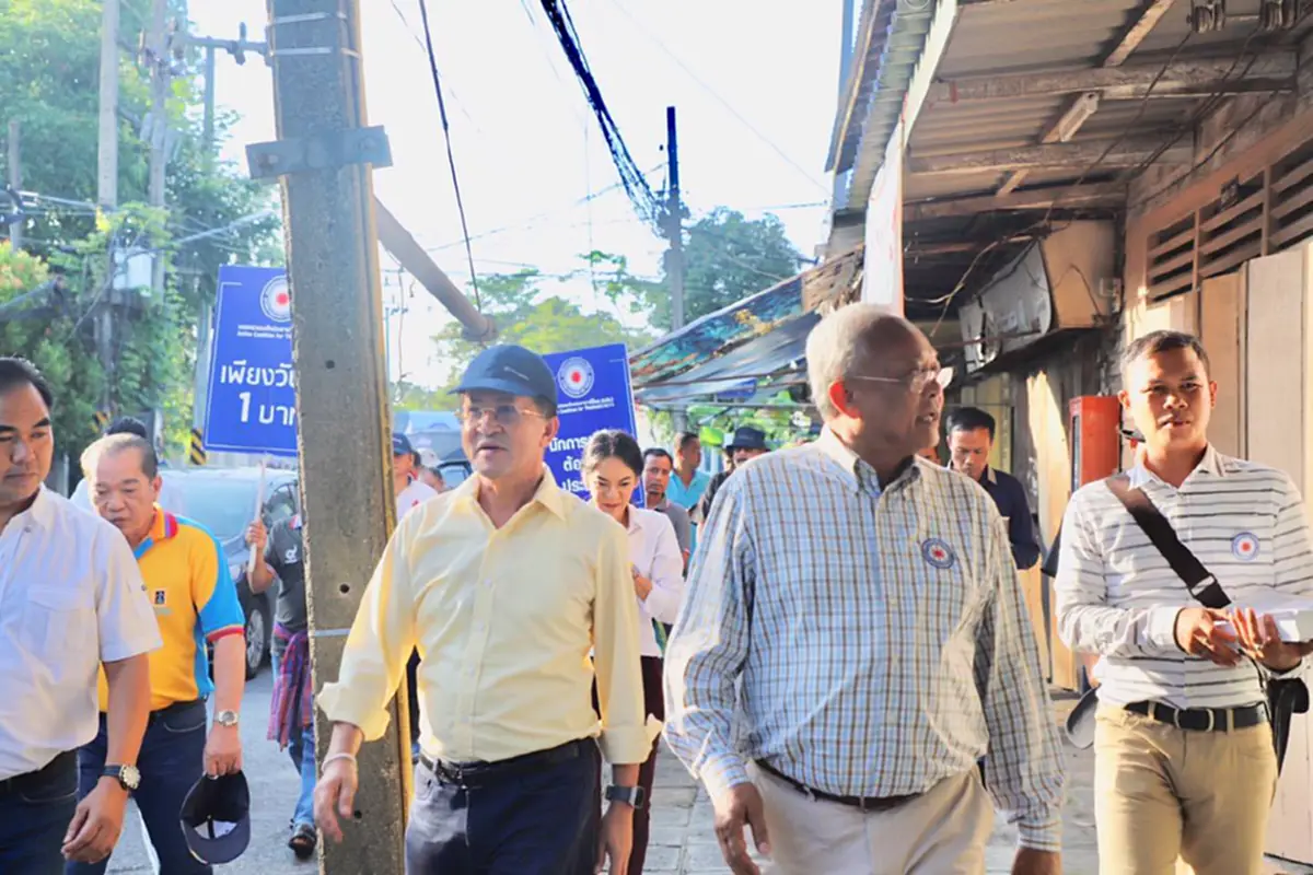 เศรษฐีร้านผ้านครศรีฯทำข้าวแจกวัน700กล่อง สุเทพเดินมาพบขอคารวะคนใจบุญ