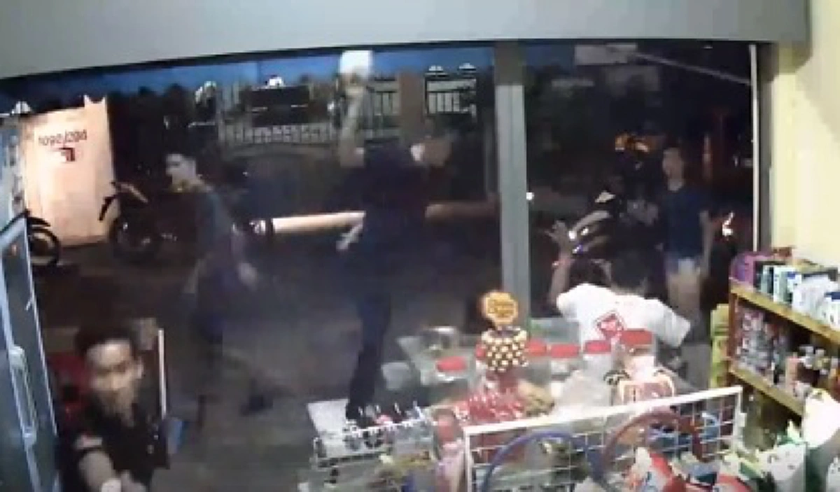 เร่งล่าแก๊งชายฉกรรจ์เลือดหึงหวงขึ้นหน้า ยกพวกบุกร้านของชำไล่ทำร้ายอริ ปืนจ่อคนแก่ห้ามยุ่ง