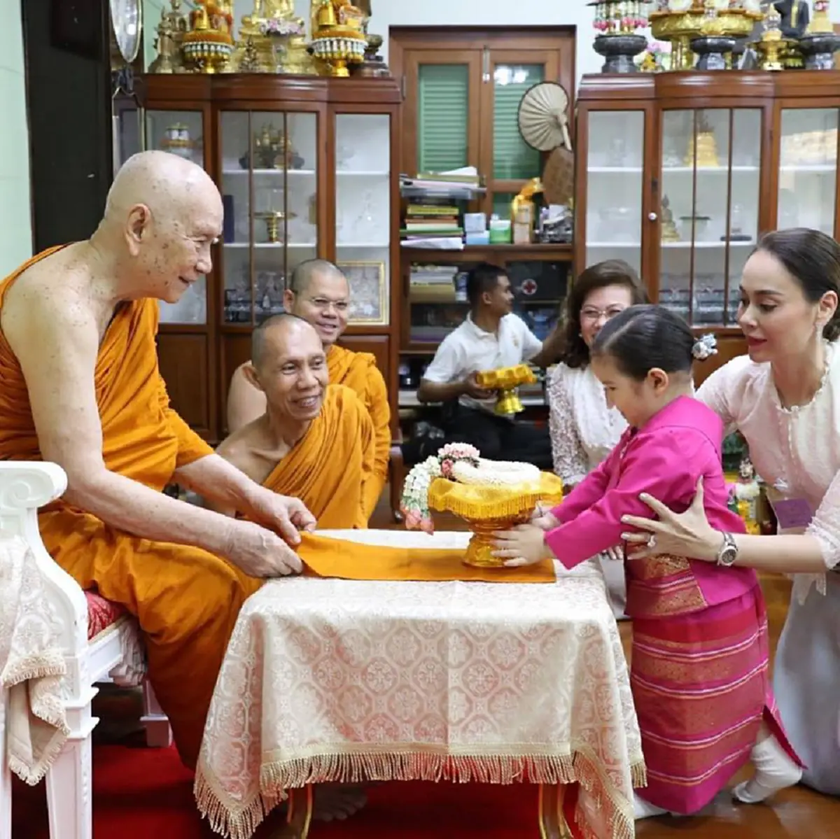 กราบสาธุ นัท อั้ม พาน้องฟ้าโปรดลูกบุญธรรม กราบสมเด็จพระสังฆราช ทรงเมตตาเด็กหญิงยิ่งนัก