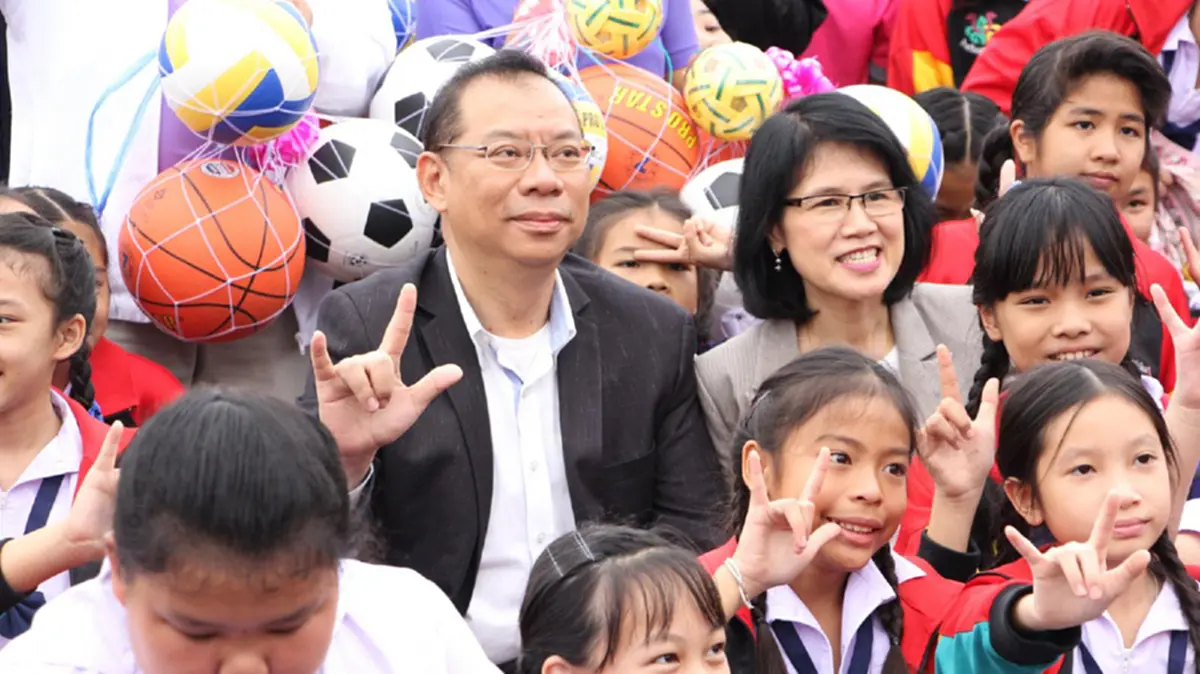 ณรงค์ศักดิ์ เปิดห้องให้เด็กๆนั่งเก้าอี้ผู้ว่าฯ แจกกระปุกออมสินพร้อมเงิน ขอเก่งแล้วต้องเป็นคนดีด้วย