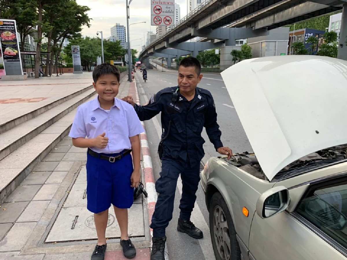 ชมคลิปตร.ช่วยเก๋งใช้จยย.ยันยาวกว่า4กม.ข้ามสะพานลาดชัน