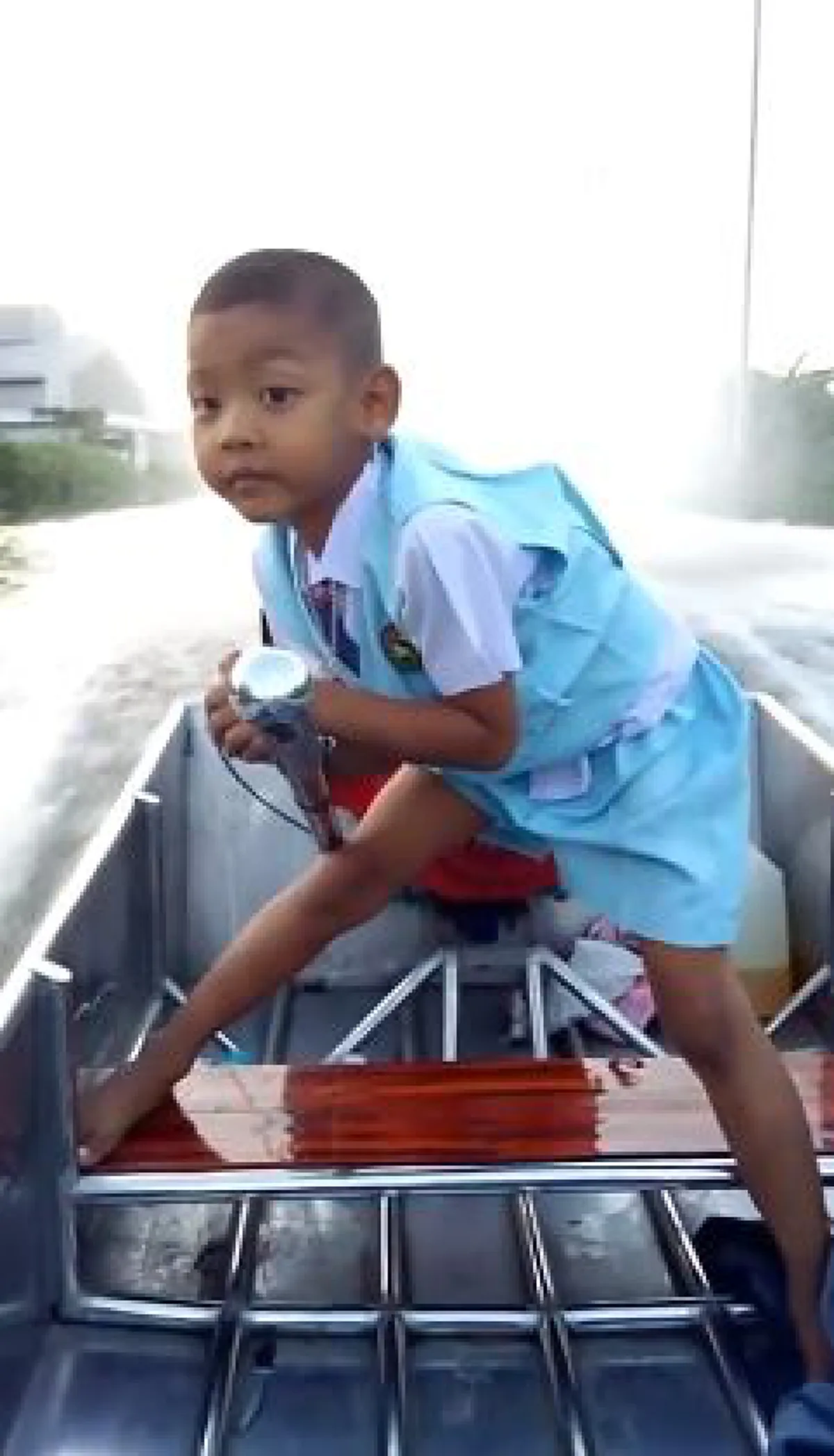 เจ้าหนู5ขวบโชว์ลีลาบังคับหางเสือสุดซิ่ง ขับเรือพุ่งฉิว สีหน้ามุ่งมั่น ถูกใจชาวโซเชียล! (คลิป)