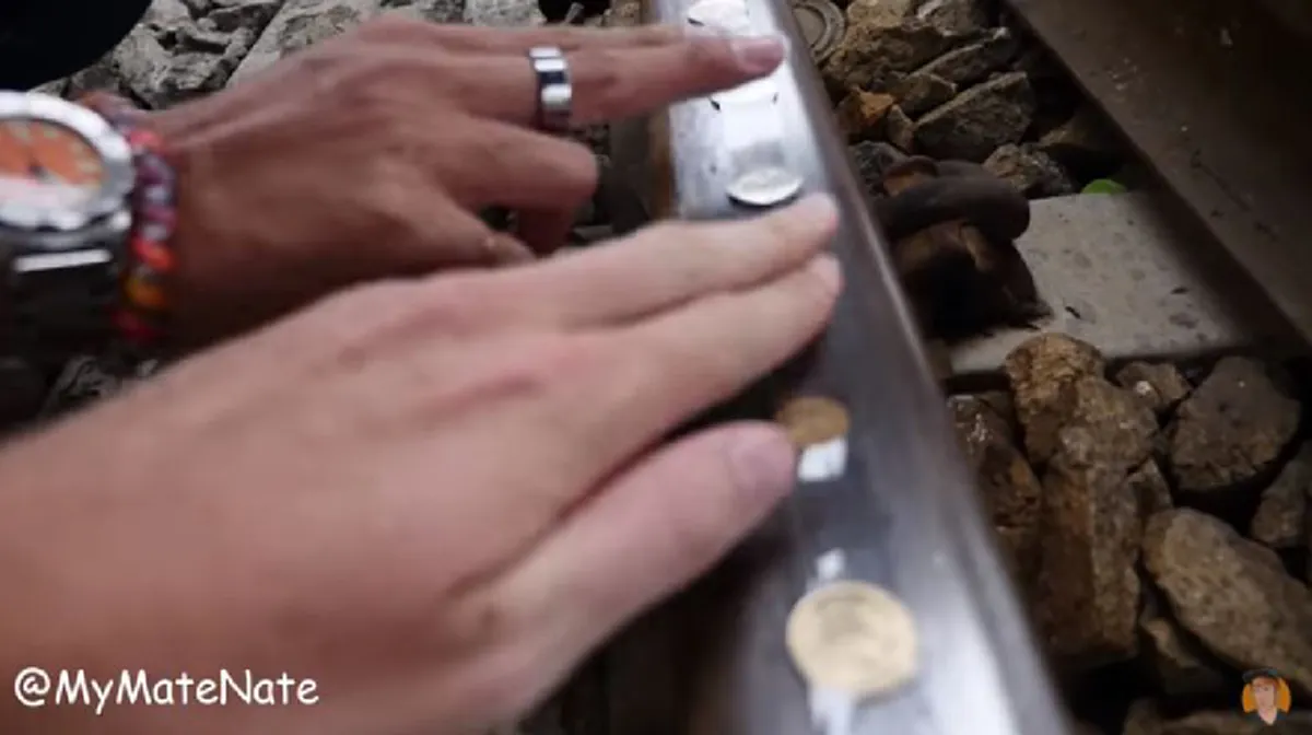 ดราม่าสนั่น...อีกแล้วครับท่าน !!! "มายเมทเนต" เล่นไม่รู้เรื่อง คลอดคลิปวางเหรียญบนทางรถไฟทดสอบความแข็งแรง ผู้รู้โร่เตือนอาจทำให้รถไฟตกราง