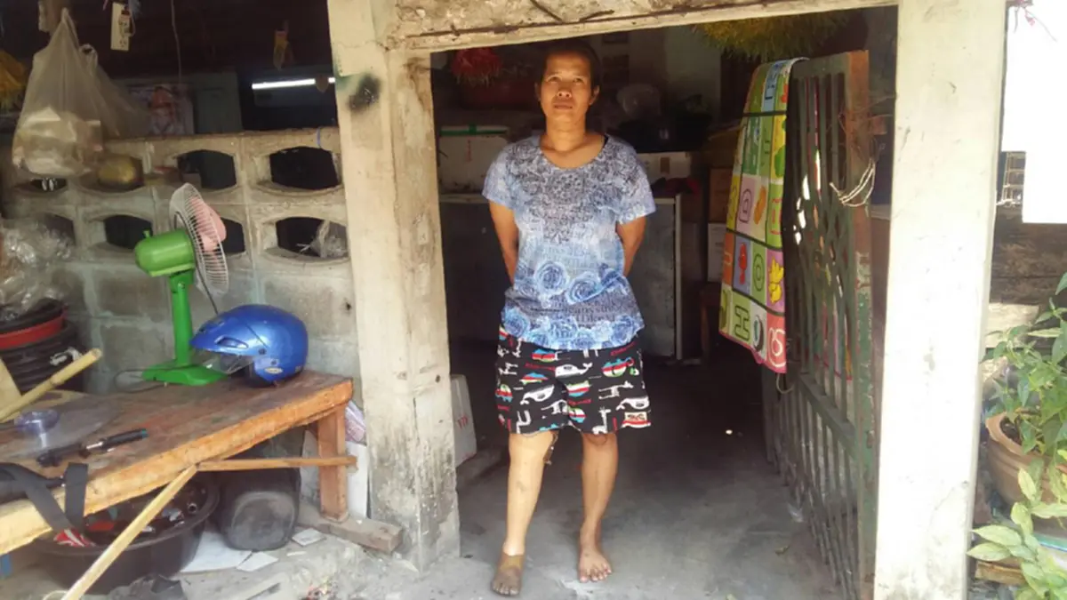 สาวขาขาดสู้ชีวิต ร้อยพวงมาลัยเลี้ยงลูก-สามีป่วยมะเร็งระยะสุดท้าย เผยปมชีวิตสุดเวทนาก่อนและหลังขาดขา 1คน สู้เพื่ออีกหลายชีวิตที่รอคอย (คลิป)