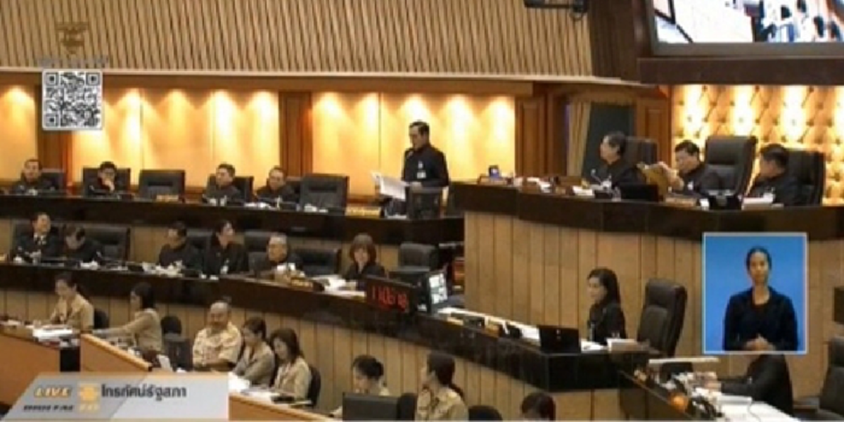 โรงเรียนไหน??? “นายกฯบ่นอุบ!!! “นร.”ลุกเดินหนีออกห้องประชุมสภาขณะตนเองยืนแจงงบปี61 พ้อทำเพื่อปชช. แต่ลุกขึ้นไปแล้วไม่ฟัง???