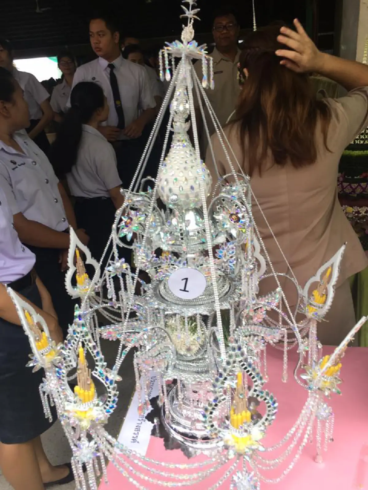 "แชนเดอเรียคริสตัล" พานไหว้ครูสุดวิจิตร รังสรรค์ขึ้นเพื่อคนสำคัญ!! ชื่นชมนศ.ไทยจัดพานไหว้ครูแฝงความหมายลึกล้ำ เพราะพ่อคือครูของแผ่นดิน(คลิป)