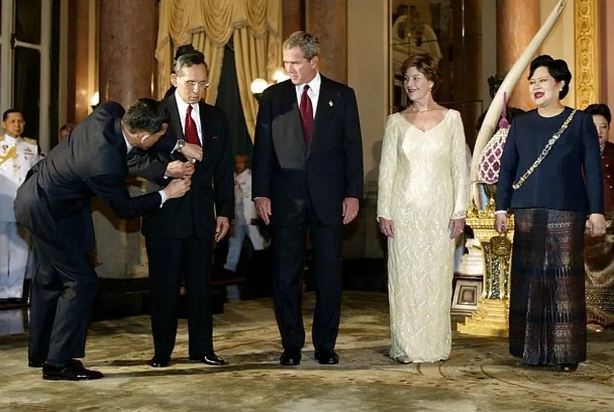 พระอิริยาบถ ในหลวง ร.10 กับพระราชบิดา