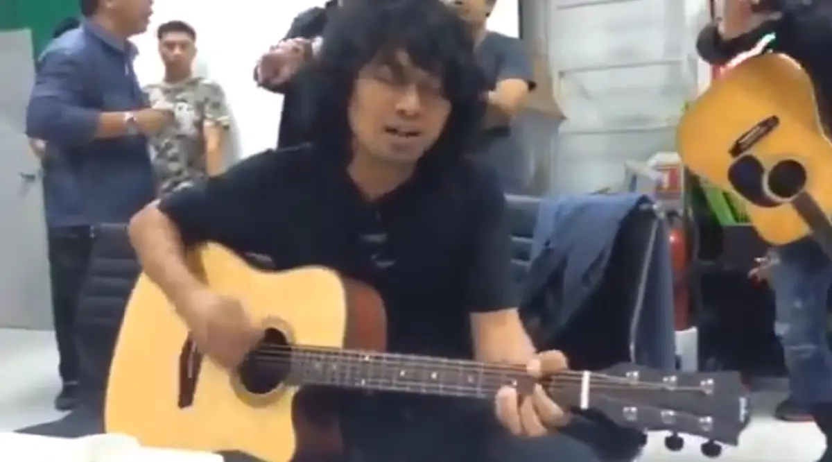 ทะลุหกแสนวิว ว่อนคลิป"เสก โลโซ"ร้องเพลงบ้า พลังเสียงยากจะหยั่งถึง ด้านอีฟ เผยเรื่องเล่าจากโรงำยาบาล พี่เสกบอก"ฉันก็เป็นบ้า"สินะ (คลิป)