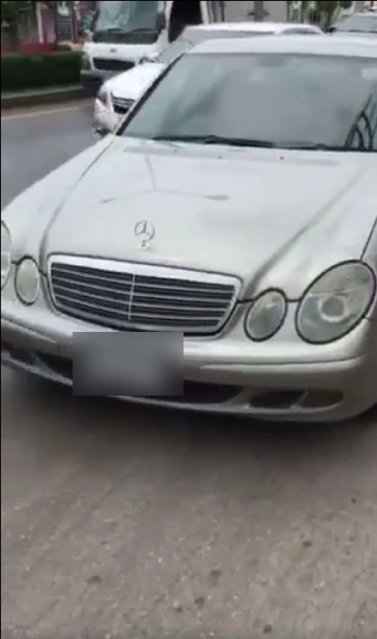 แบบนี้ต้องแฉให้สิ้น!! เปิดหน้าไอ้กร่าง ขับเบนซ์ไม่เปิดไฟเลี้ยว แถมยังแถตบเด็กสั่งสอน!! พอรู้ว่าเป็นใครทำเอาดราม่าสนั่น!! คนในเครื่องแบบอีก