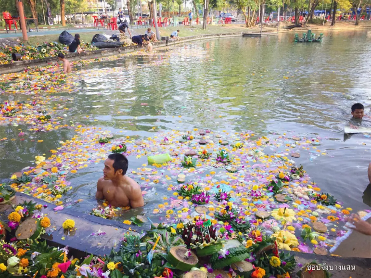 นักศึกษา"มหาวิทยาลัยบูรพา" โชว์ซิกแพค เคลียร์กระทง ไม่อยากให้พระแม่คงคาบอบช้ำ!