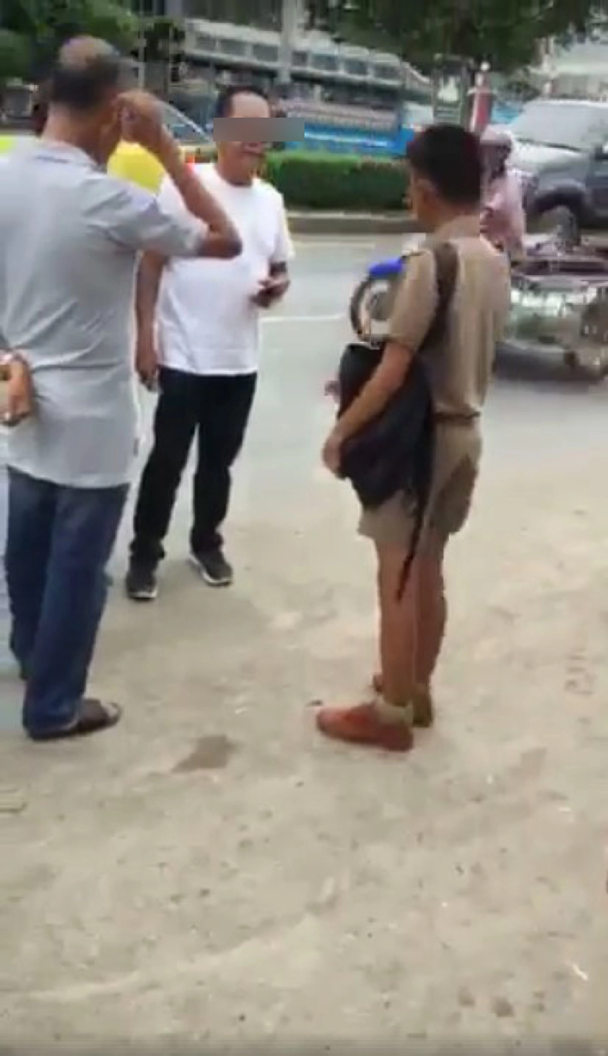 แบบนี้ต้องแฉให้สิ้น!! เปิดหน้าไอ้กร่าง ขับเบนซ์ไม่เปิดไฟเลี้ยว แถมยังแถตบเด็กสั่งสอน!! พอรู้ว่าเป็นใครทำเอาดราม่าสนั่น!! คนในเครื่องแบบอีก