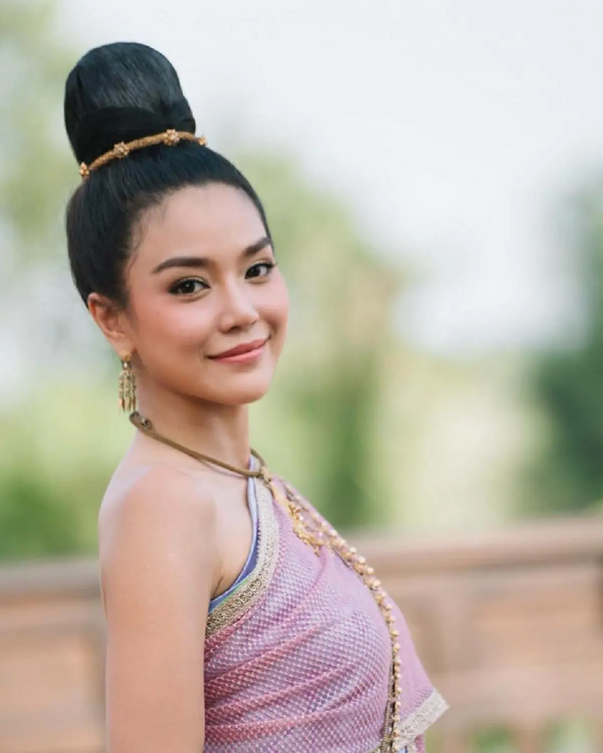 หลายคนไม่เคยรู้ !! เปิดประวัติ "แม่หญิงจันทร์วาด" ทำไมได้เข้าร่วมการอวยยศ แท้จริงแล้วสถานะเธอนั้น สูงศักดิ์ยิ่งนัก บอกเลยไม่ธรรมดา !! (คลิป)