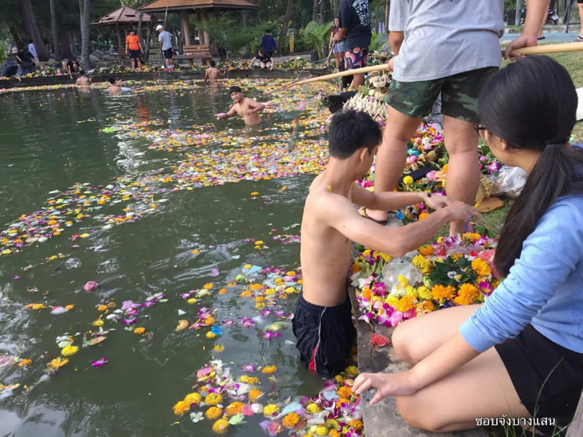 นักศึกษา"มหาวิทยาลัยบูรพา" โชว์ซิกแพค เคลียร์กระทง ไม่อยากให้พระแม่คงคาบอบช้ำ!