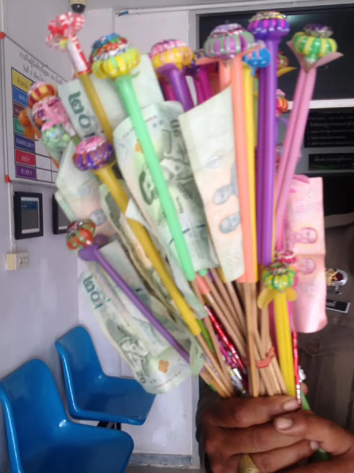 แก๊ง 18 มงกุฎ ตระเวนเรี่ยไรเงินชาวบ้าน