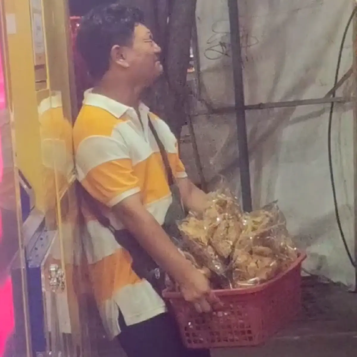 ชาวเน็ตโพสต์พ่อค้าข้าวเกรียบยืนร้องไห้ ชีวิตไม่ได้ดราม่า
