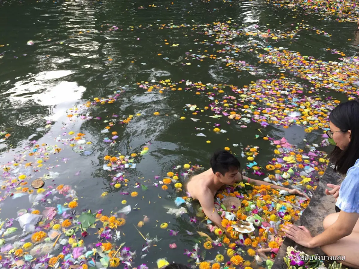 นักศึกษา"มหาวิทยาลัยบูรพา" โชว์ซิกแพค เคลียร์กระทง ไม่อยากให้พระแม่คงคาบอบช้ำ!