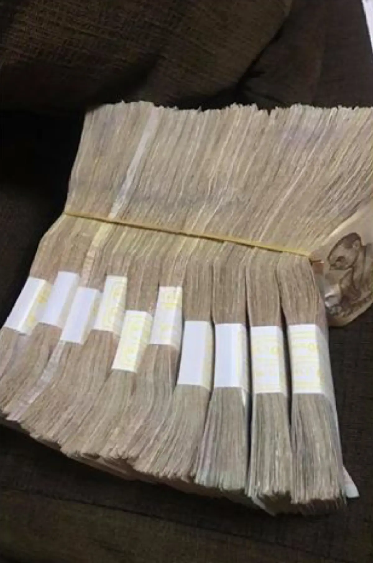 มาเอาเงินที่เราได้เลย! สาวสวยสุดช้ำ แฟนเอาผู้หญิงมากกถึงห้องตัวเอง โดนจับได้หอบข้าวของหนี ตั้งรางวัลนำจับให้ 1 ล้าน!