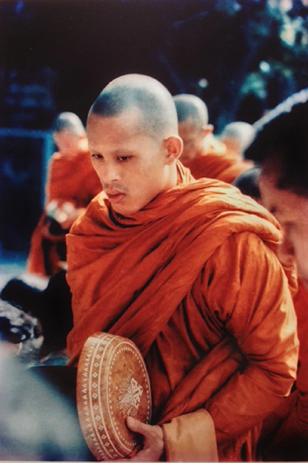 เป็นบุญตายิ่งนัก!! เปิดภาพหาชมยาก ๖ พฤศจิกายน "ในหลวงรัชกาลที่ ๑๐" ทรงผนวช ณ พระอุโบสถ วัดพระศรีรัตนศาสดาราม #วันนี้ในอดีต !!