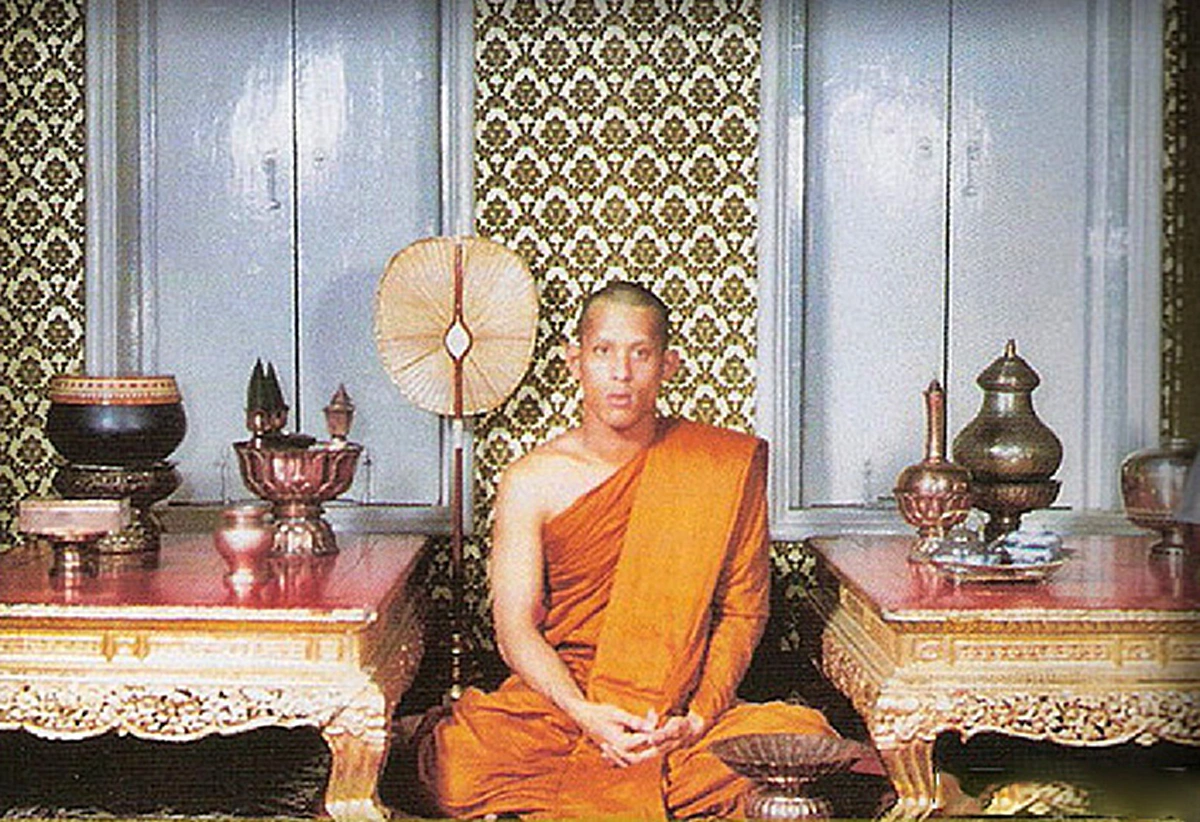 เป็นบุญตายิ่งนัก!! เปิดภาพหาชมยาก ๖ พฤศจิกายน "ในหลวงรัชกาลที่ ๑๐" ทรงผนวช ณ พระอุโบสถ วัดพระศรีรัตนศาสดาราม #วันนี้ในอดีต !!