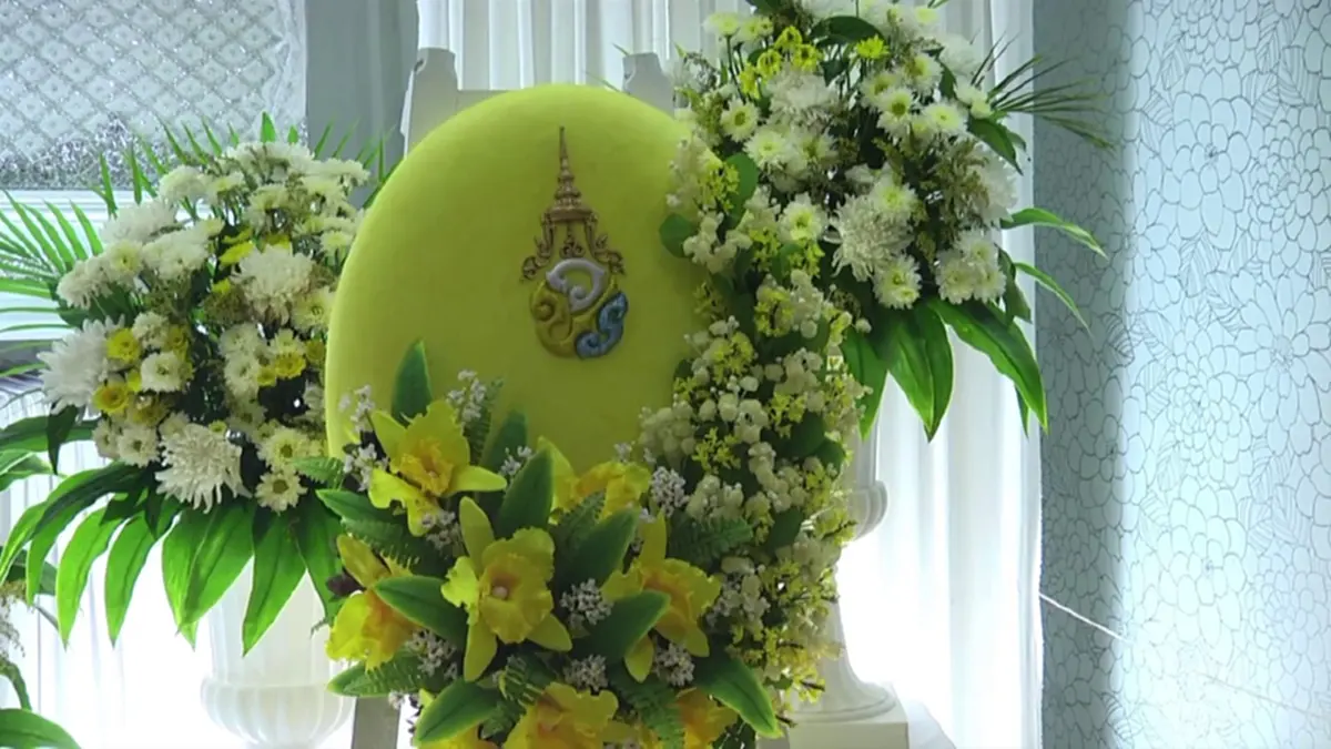 ในหลวงร.10 พระราชทานพวงมาลาวางหน้าหีบศพสท.โต้ง หนุ่มกู้ภัย