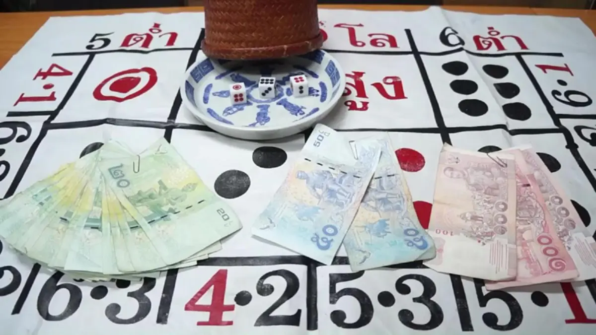 อับอายทั้งตระกูล!! "ข้าราชการ" ล้อมวงเล่นไฮโล กลางอบต. โคตรช็อก เมื่อรู้ว่าใครเป็นเจ้ามือ แถมหลักฐานชัด ดิ้นยังไงก็ไม่หลุด!!