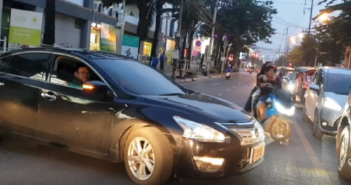 เห็นแก่ตัวสุดๆ เก๋งหรูจอดขวางถนน ทั้งที่ขับผ่านไม่ได้ แถมยังทำหยาบคายใส่รถคันอื่น