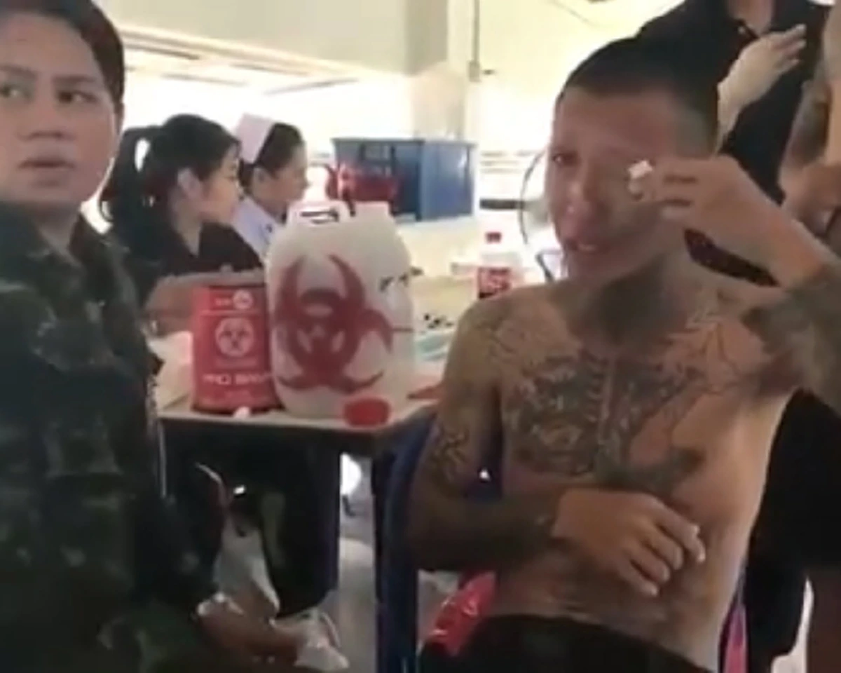 ลายทั้งตัวมึงได้มายังไง!! ใจเย็นนะพ่อหนุ่ม โซเชียลปลอบขวัญหนุ่มสักลายนั่งร้องไห้สะอื้นหนัก ขณะ ทหารหญิงหว่านล้อมเจาะเลือด (มีคลิป)