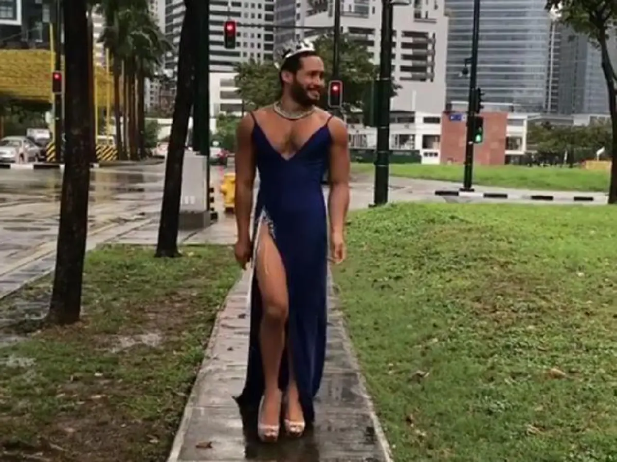 สะเทือนทั้งสยาม!! หนุ่มกล้ามโตแต่งหญิงชุดไทย เยื้องย่างกรีดกรายเดินโพสต์ท่าทั่ว BTS ซูมดูชัดๆ ตะลึงหนัก เธอคือซุปตาร์จากต่างแดน (คลิป)