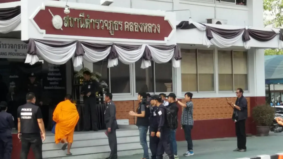 ด่วน!!! มาตามนัด"พระเสกสรรค์" เดินเท้ามาถึงสภ.คลองหลวงแล้ว...พร้อมสาวกเดินทางมาร่วมสวดมนต์ให้กำลังไม่ตำกว่า 100 คน!!!(รายละเอียด)
