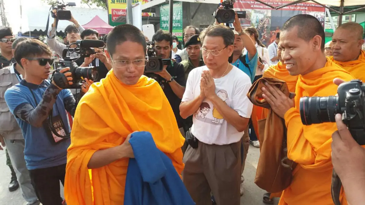 ด่วน!!! มาตามนัด"พระเสกสรรค์" เดินเท้ามาถึงสภ.คลองหลวงแล้ว...พร้อมสาวกเดินทางมาร่วมสวดมนต์ให้กำลังไม่ตำกว่า 100 คน!!!(รายละเอียด)